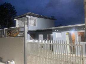 Casa em Penha, a 400m do Parque.